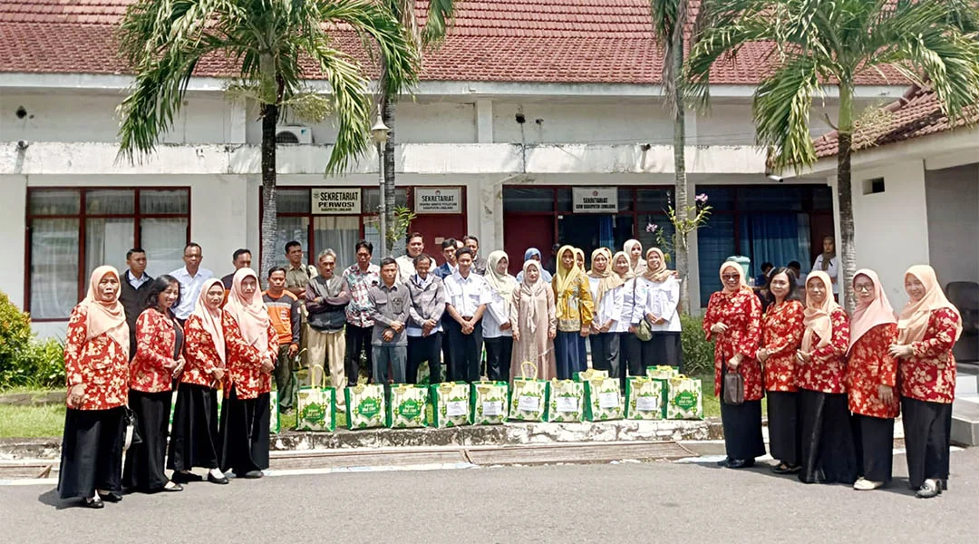 Tenaga Kebersihan Perumdam Tirta Mahameru sebagai penerima Bantuan Kegiatan Bakti Sosial Dharma Wanita Persatuan Kabupaten Lumajang Tahun 2025